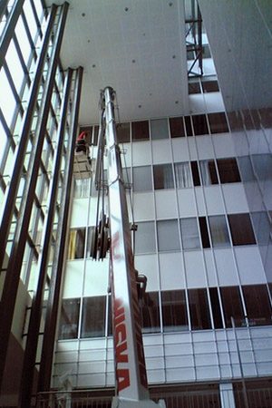 Ikkunanpesu nostimella 1